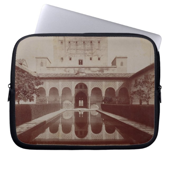 Patio de los Arrayanes, Alhambra, c.1875-80 (sepia Laptop Sleeve (Voorkant)