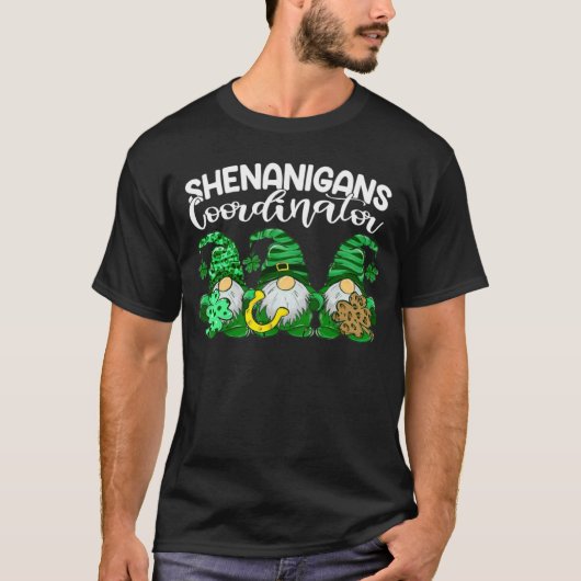 Patrick Gnomes Shenanigans Coordinator Patricks Da T-shirt (Voorkant)