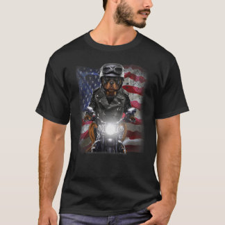 Patriot Rottweiler hond op motorfiets met vlag van T-shirt