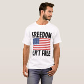 PATRIOT, VRIJHEID IS NIET VRIJ T-SHIRTS (Voorkant volledig)