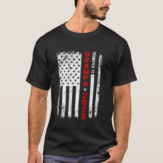 Patriotic promoveert naar Grampa Est 2025 eerste k T-shirt (Voorkant)