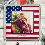 Patriottic Custom Photo American Flag Kerstmis Metalen Ornament<br><div class="desc">Amerikaanse kerstversiering. Deze patriottische sterren en strepen ons een kerstversiering met de vlag zullen een schat zijn. Ornament is dubbelzijdig, u kunt 2 favoriete foto's doen, aan elke kant. Ideaal voor een militaire, patriottische familie, en al degenen die van de Amerikaanse vlag houden. Geef de naam aan de voorkant en...</div>