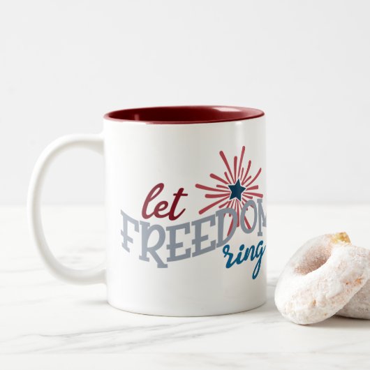 Patriottic let Freedom Ring voegt monogram toe Tweekleurige Koffiemok (Met donut)