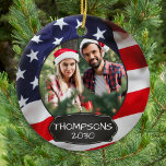 Patriottic USA American Flag Persoonlijk 2 Foto Keramisch Ornament<br><div class="desc">Amerikaanse kerstversiering. Deze patriottische sterren en strepen ons een kerstversiering met de vlag zullen een schat zijn. Ornament is dubbelzijdig, u kunt 2 favoriete foto's doen, aan elke kant. Ideaal voor militair kerstversiering, militair veteraan, patriottische familie.. Geef de naam aan de voorkant en de datum aan de achterkant. COPYRIGHT ©...</div>