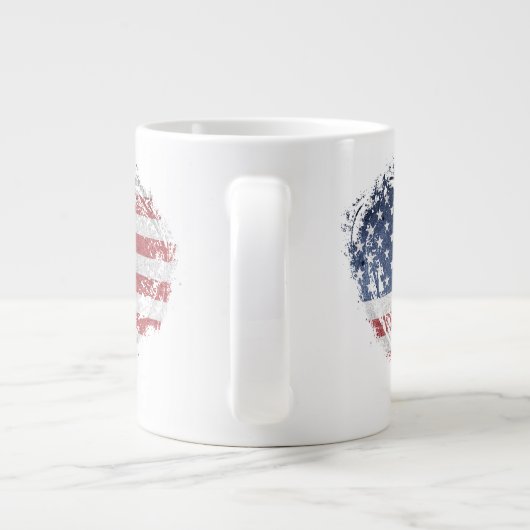 Patriottisch Amerikaans hart in Grunge Grote Koffiekop (Achterkant)