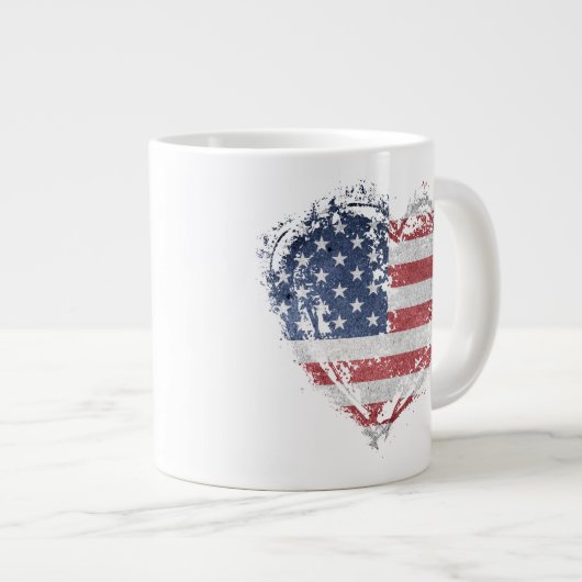 Patriottisch Amerikaans hart in Grunge Grote Koffiekop (Voorkant rechts)