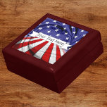 Patriottisch Amerikaans vlaghout Cadeaudoosje<br><div class="desc">Patriottische,  rode,  witte,  blauwe,  Amerikaanse vlag,  monogrammed,  houten en tegel-juwelendoos. Personaliseer je jouw naam of een boodschap die je leuk vindt! Zie je niet wat je wilt? Stuur me een bericht voor een aangepaste bestelling.</div>