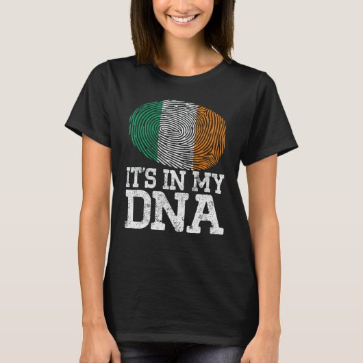  patriottisch. Het staat in mijn DNA Ierland vlag T-shirt (Voorkant)