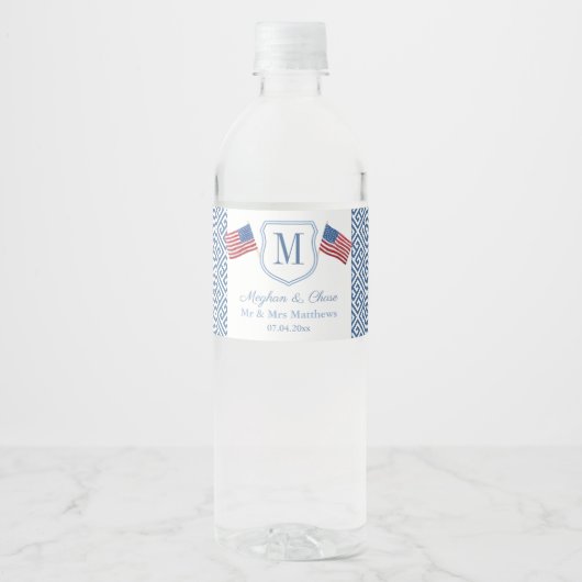 Patriottisch Monogram Amerikaanse Vlaggen Huwelijk Waterfles Etiket (Voorkant)