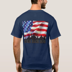 Patriottisch nooit terug naar Eagle Flag en Soldat T-shirt