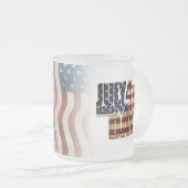 Patriottisch ontwerp van de vlag op 4 juli matglas koffiemok (Voorkant rechts)