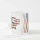Patriottisch ontwerp van de vlag op 4 juli matglas koffiemok (Voorkant links)