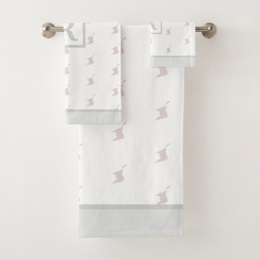 Patriottisch patroon met monogram op WIT en GRIJS Bad Handdoek (Insitu)