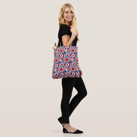 Patriottisch rood wit en blauw vuurwerk tote bag (Op model)
