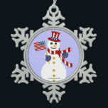 Patriottisch Snowman Pewter Snowflake Ornament<br><div class="desc">Een heerlijk patriottisch/militair sneeuwpop-ornament met sneeuwvlokken. Dit ornament is voorzien van een schattige patriottische sneeuwman met een oom Sam-pet en patriottische sjaal en mittens. De sneeuwman houdt ook een Amerikaanse vlag omhoog, en zijn knopen zijn gouden sterren! De achterkant van dit ornament is peuter. Een prachtig ornament voor iedereen die...</div>