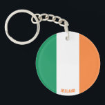Patriottisch voor vlagcharmering sleutelhanger<br><div class="desc">De Ierse vlag Charmante Patriottische Sleutelhanger met de Ierse vlag gedrukt over de hele sleutelhanger. Landnaam is subtiel geïntegreerd in het ontwerp aan de onderkant. Tekst kan volledig worden aangepast met de functie "Aanpassen!". Deze prachtige Ierse Sleutelhanger is het stijlvolle cadeau voor elke gelegenheid. © Landen van de wereld</div>