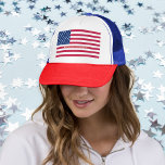 Patriottisch VS Amerikaanse vlag Stars Stripes Red Trucker Pet<br><div class="desc">The American, Stars and Stripes, Old Glory, Star-Spangled Banner, USA flag, custom, gepersonaliseerd, naam monogram / initialen, patriottisch, amerika, cool rood blauw wit trucker mesh pet, om show uw trots, patriottisme, liefde. Om aan te passen, voer je gewoon jouw naam / familienaam / bedrijfsnaam / teamnaam / monogram / initialen...</div>