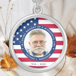 Patriottische Amerikaanse vlag Aangepaste foto Mem Zilver Vergulden Ketting<br><div class="desc">Honor je geliefde met een patriottisch aangepast ketting voor foto-herdenking. Dit unieke militaire gedenkteken is het perfecte geschenk voor uzelf, familie of vrienden om hulde te brengen aan een militair veteraan, militair soldaat, leger, mariniers of gevallen soldaat. Dit patriottische herdenkingsketting is voorzien van een moderne rode witte en blauwe Amerikaanse...</div>