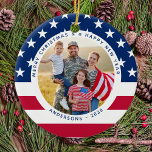 Patriottische Amerikaanse vlag gepersonaliseerd 2  Keramisch Ornament<br><div class="desc">Amerikaanse kerstversiering. Deze patriottische sterren en strepen ons een kerstversiering met de vlag zullen een schat zijn. Ornament is dubbelzijdig, u kunt 2 favoriete foto's doen, aan elke kant. Ideaal voor een militaire, patriottische familie, en al degenen die van de Amerikaanse vlag houden. Geef de naam aan de voorkant en...</div>