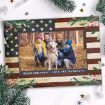 Patriottische Amerikaanse vlag Kerstmis Feestdagenkaart<br><div class="desc">Stuur vrolijke kerstgroeten naar vrienden en familie met deze unieke USA American Flag Christmas Kaart - USA American flag design rood wit blauw ontwerp met hulst en bessen. Personaliseer met je favoriete foto, bericht en familienaam. Deze patriottische kerstkaart is perfect voor militaire families, veteranen, patriottische familie en veteraan service afdeling...</div>