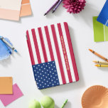 Patriottische Amerikaanse vlag - Monogram Stripes iPad Pro Cover<br><div class="desc">De all American, Stars and Stripes, Old Glory, Star-Spangled Banner, douane, gepersonaliseerde, prachtige elegante faux goudtypografische scriptnaam monogram / initialen, patriottisch, america USA flag, monogrammed, cool, magnetische iPad smart cover die zich in meerdere stand posities vouwt en die grijze microvezelinterieur bevat die uw scherm en de Wake / slaapfunctie beschermt....</div>