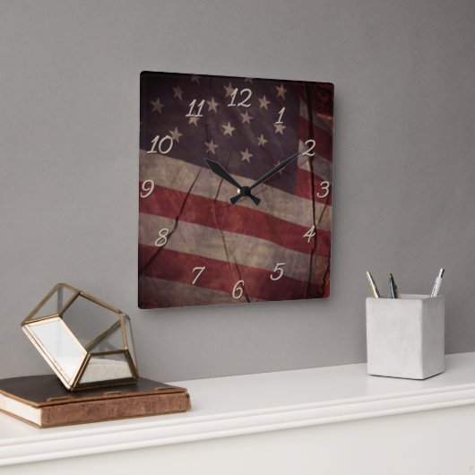 Patriottische Amerikaanse vlag segment over landel Vierkante Klok (Kantoor)