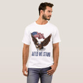 Patriottische Bald Eagle met Amerikaanse vlag - "U T-shirt (Voorkant volledig)