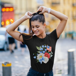 Patriottische bloemboeket met Amerikaanse vlag en T-shirt