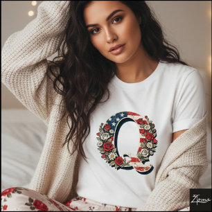 Patriottische bloemrijke letter Q kransontwerp T-shirt