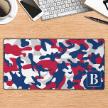 Patriottische Camo gepersonaliseerde Monogram Camo Bureaumat<br><div class="desc">Maak kennis met onze camo bureaumat, ideaal voor het toevoegen van een vleugje militair geïnspireerde stijl aan uw home kantoor of game-setup. Het rode witte en blauwe camouflageontwerp geeft uw werkruimte een robuuste maar verfijnde uitstraling. Dit extra grote muismatje is het perfecte kantoor-accessoire, dat een glad oppervlak voor uw muis...</div>