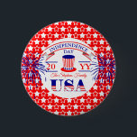 Patriottische feestdag van 4 juli Pa Onafhankelijk Ronde Button 5,7 Cm<br><div class="desc">Rood, wit en blauw patriotticum Vierde Dag van Onafhankelijkheid Viering. Hij heeft een vuurwerk in rood met het pet van oom Sam en de 'VS' gestreepte tekstkunst, samen met een spandoek met het woord 'Onafhankelijkheid'. De achtergrond heeft een herhalingspatroon op een rode achtergrond. Origineel ontwerp door Holiday Hearts Design (alle...</div>