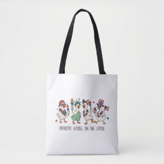 Patriottische gans op de vlucht | 4 juli tote bag