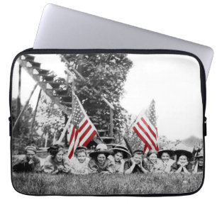 Patriottische groep Vrouwen Amerikaanse vlag 1910 Laptop Sleeve