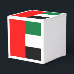 Patriottische gunstdoos met vlag van de VAE Bedankdoosjes<br><div class="desc">Vier uw evenement met Emirati trots met behulp van onze favoriete dozen met de vlag van de Verenigde Arabische Emiraten! Deze loges zijn gemaakt om het erfgoed en de culturele identiteit van de VAE te laten zien en tonen prominent de iconische kleuren zwart, wit, groen en rood van de vlag...</div>