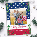 Patriottische kerst Militaire Foto Amerikaanse vla Feestdagenkaart<br><div class="desc">Verstuur de grove kerstcadeautjes naar vrienden en familie met deze unieke Amerikaanse Amerikaanse kerstman met vlag - Amerikaanse Amerikaanse vlagontwerpen een modern rood blauw ontwerp met heilige en bessen. Geef uw favoriete foto en familienaam een persoonlijk tintje. Deze patriottische kerstkaart is perfect voor militaire families, veteranen, kerstkaarten voor familie uit...</div>