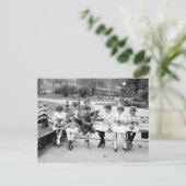 Patriottische koningsbijen, begin jaren 1900 briefkaart (Staand voorkant)