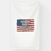 Patriottische man papa beschermer held vlag shirt spandoek (Verticaal)