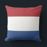 Patriottische Nederlandse vlag Buitenkussen<br><div class="desc">Patriottische Nederlandse vlag De nationale vlag van de Nederlandse kleuren wordt officieel omschreven als helder vermilion, zilver en kobalt blauw. De eerste leider van de Nederlandse republiek was William I van het Sinaasappel, die zich aansloot bij de Nederlandse nationalisten en de strijd aanvoerde voor de onafhankelijkheid van Spanje. Gedeeltelijk uit...</div>