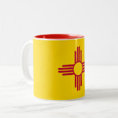Patriottische New Mexico State Flag Tweekleurige Koffiemok (Voorkant links)