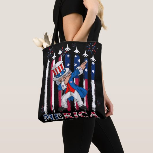 Patriottische oom Sam Dabbing, 4 juli Tote Bag (Dichtbij)