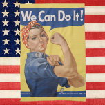 Patriottische Rosie de Riveter, we kunnen het doe Theedoek<br><div class="desc">Een  model van patriottisme,  met een vrouw die inmiddels bekend staat als Rosie de Riveter. "We kunnen het!" is een Amerikaans poster uit de Tweede Wereldoorlog met een inspirerend afbeelding om de moraal van de vrouw-werknemer te stimuleren.</div>