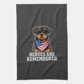Patriottische Rottweiler Held Hond Vector Design Theedoek (Verticaal)