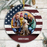 Patriottische Rustic American Flag Custom 2 Foto Keramisch Ornament<br><div class="desc">Rustige Amerikaanse vlag kerstversiering. Deze patriottische sterren en strepen ons een kerstversiering met de vlag zullen een schat zijn. Ornament is dubbelzijdig, u kunt 2 favoriete foto's doen, aan elke kant. Ideaal voor militair kerstversiering, militair veteraan, patriottische familie. Geef de naam aan de voorkant en de datum aan de achterkant....</div>