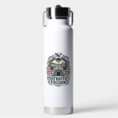 Patriottische Rustieke Schuur Bruiloft Waterfles (Voorkant)