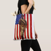 patriottische soldaat met Amerikaanse vlag Tote Bag (Dichtbij)