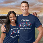Patriottische USA Vuurwerk Voetbal Team Crew Custo T-shirt<br><div class="desc">Ondersteun je team met dit feestelijke T-shirt met voetballen en rood, wit en blauw vuurwerk. Voeg eenvoudig uw 3 regels aangepaste tekst toe. Perfect om een voetbaltoernooi - match met al uw voetbalvrienden en familie shirten - ook geweldig voor een 4th of July feest, voetbalminnende familie reünie, Memorial Day of...</div>