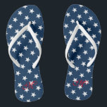 Patriottische vierde vierde van juli partij teensl teenslippers<br><div class="desc">Patriottische vierde vierde van juli partij teenslippers met gepersonaliseerd monogram. Aangepaste kleurenriem voor hem en haar mannen en vrouwen. De achtergrondkleur van de douane en de gepersonaliseerde initialen van de naamnaam. Moderne Amerikaanse vlagsterontwerpsandalen voor Onafhankelijkheidsdag. Plotseling voor strandthema bruiloft, huwelijk, vrijgezellenfeest, verloving, verjaardag, bachelorette, weekendreis voor meisjes enz. Star print...</div>