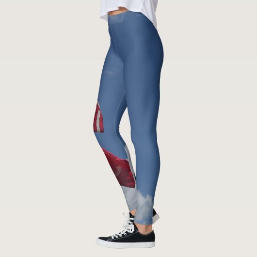 Patriottische vlaggen en een blauwe hemel op leggings (Links)