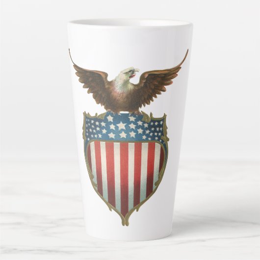  patriottisme, Proud Eagle over Amerikaanse vlag Latte Mok (Voorkant)