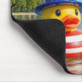 Patriottistische rubberen eend drijvend in Reflect Muismat (Hoek)